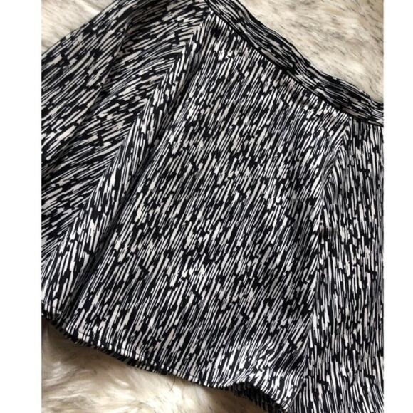 H&M black & white print patterned short skater skirt size 8 - Picture 5 of 5